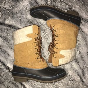 Snow boots